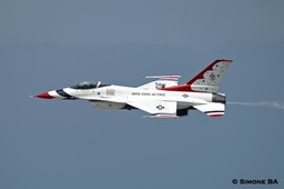 PICT0523crop_USAF_Thunderbirds_AVIANO_AFB_(Italy)_04.07.2007