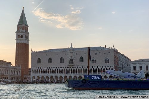 5000 Junkers A50 Junior davanti al Palazzo Ducale.wmk